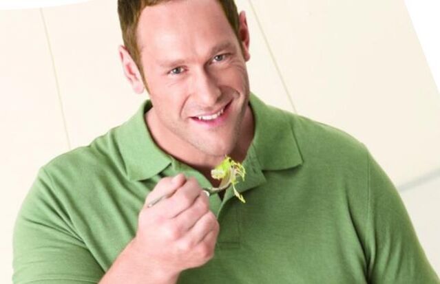 moški poje zelenjavo s prostatitisom